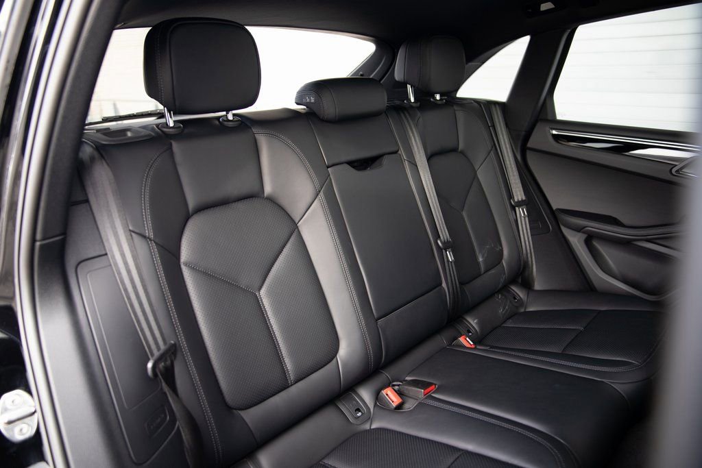 Certified 2025 Porsche Macan image 17