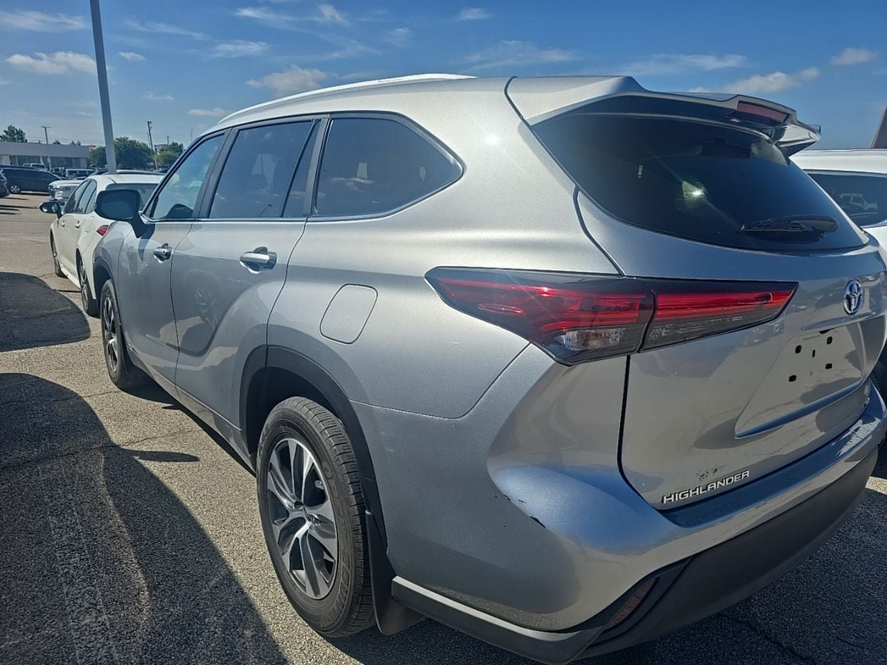 Used 2023 Toyota Highlander XLE AWD/4WD image 6