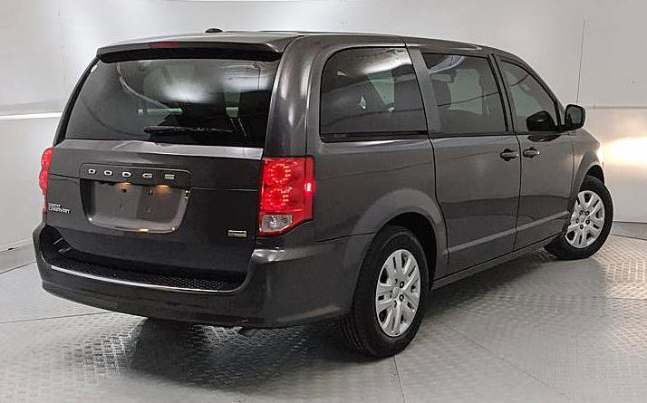 Used 2018 Dodge Grand Caravan SE w/ UConnect Hands-Free Group image 3