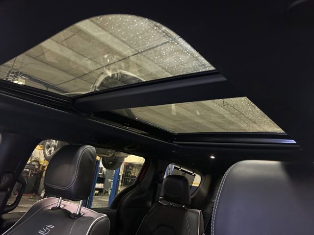 Used 2025 Chrysler Pacifica Limited image 28