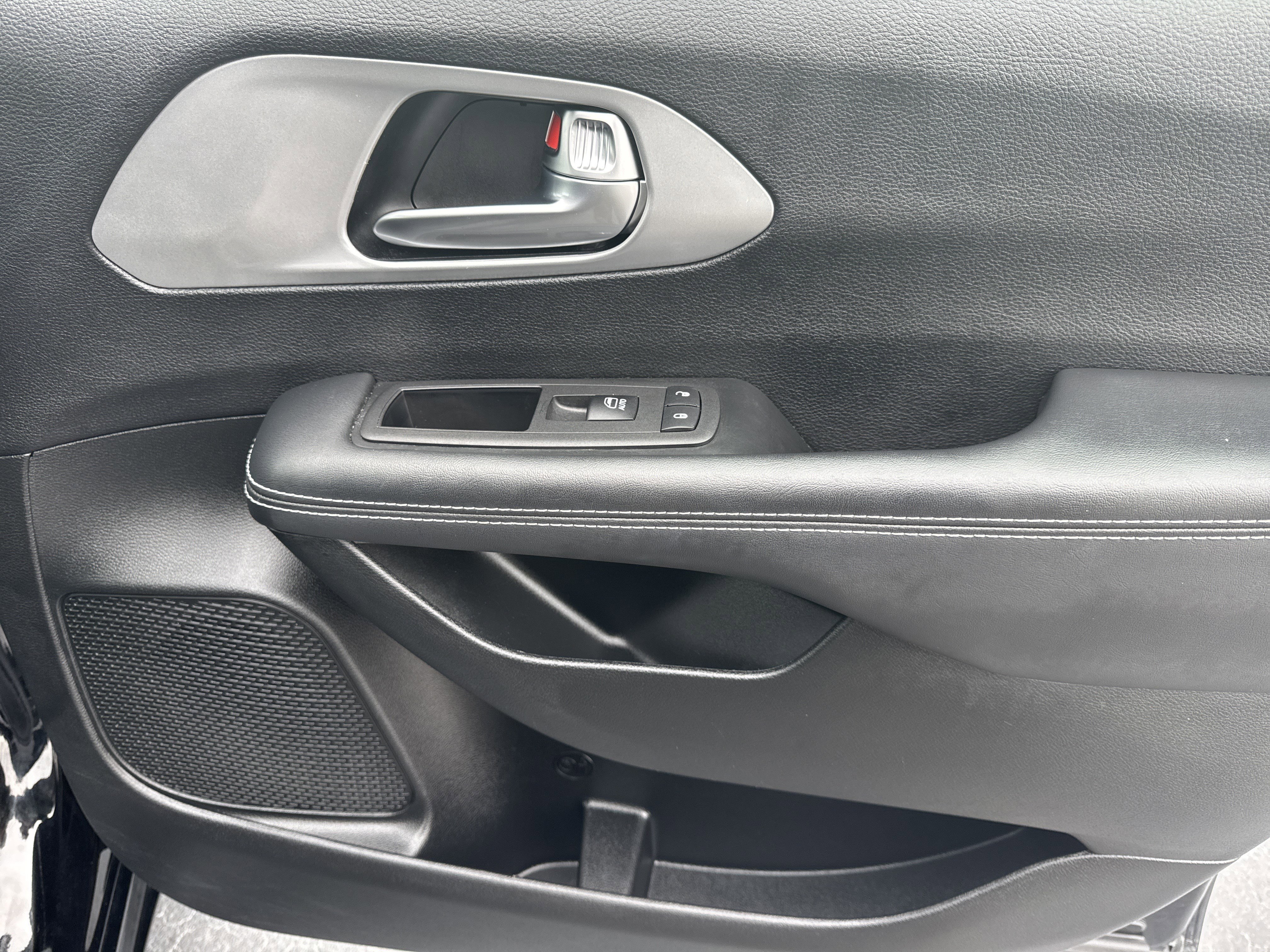 Used 2025 Chrysler Pacifica Limited image 14