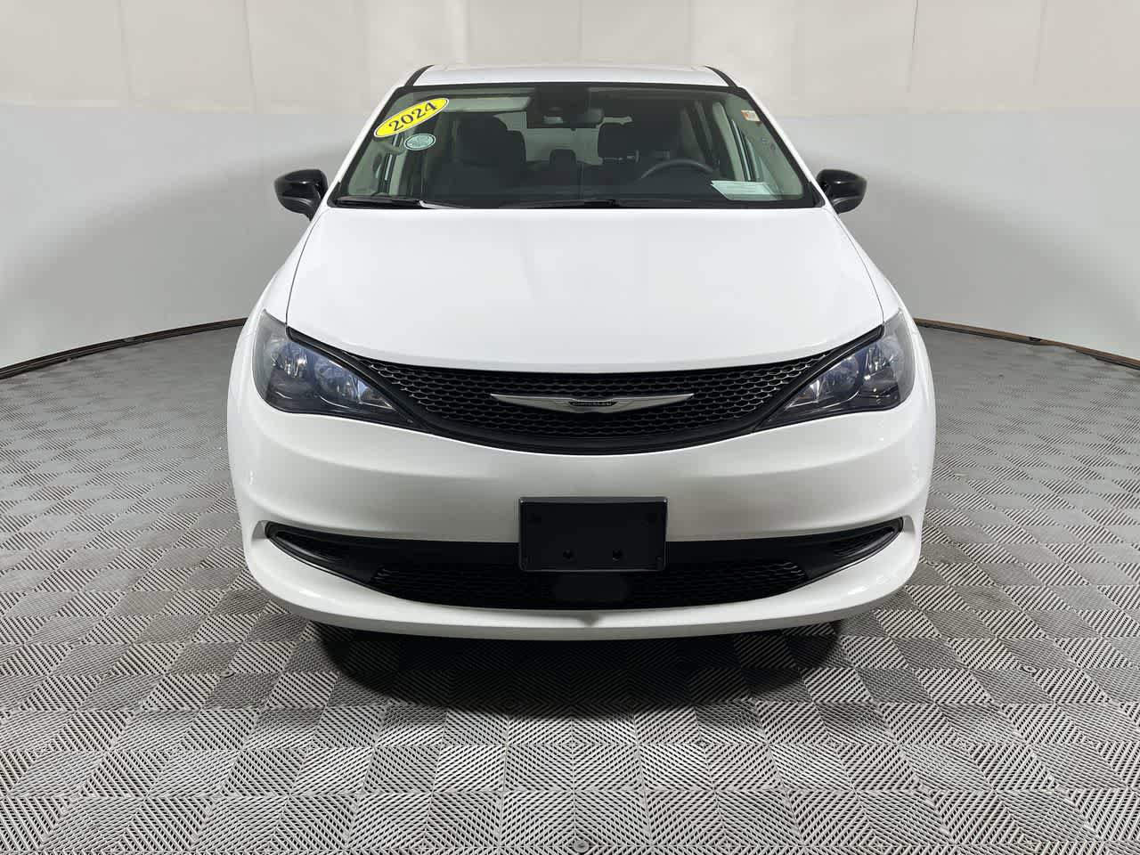 Used 2024 Chrysler Voyager LX FWD image 3