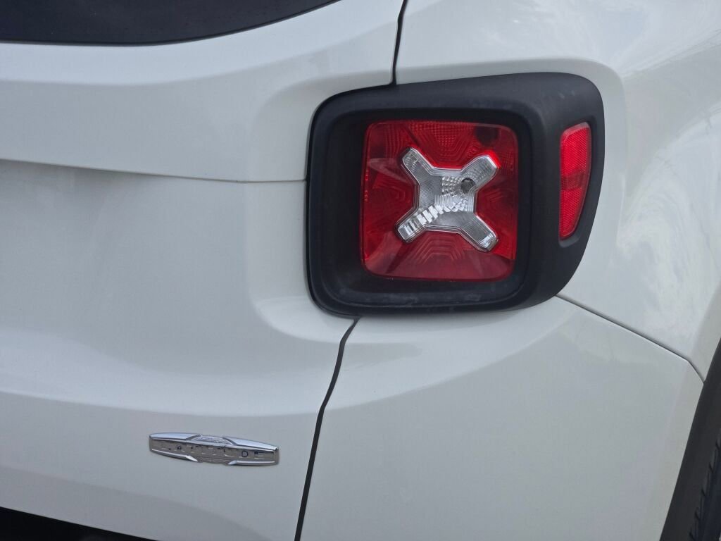 Used 2017 Jeep Renegade Latitude w/ Popular Equipment Group image 11