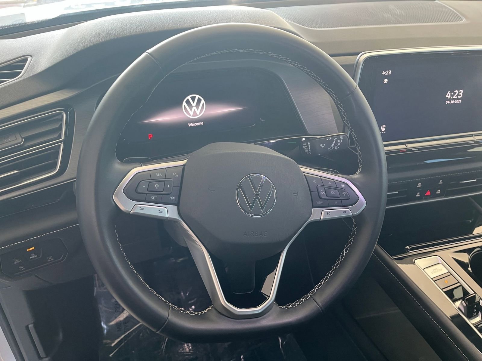 Used 2025 Volkswagen Atlas Cross Sport SE image 28