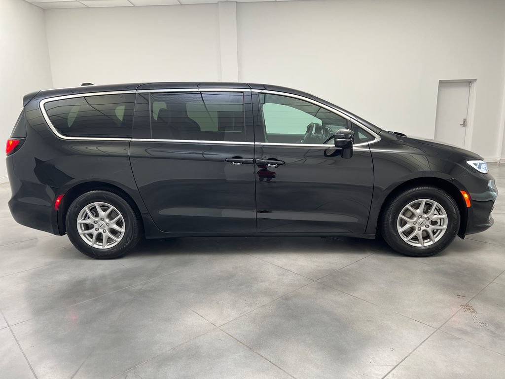 Used 2025 Chrysler Pacifica Select FWD image 10