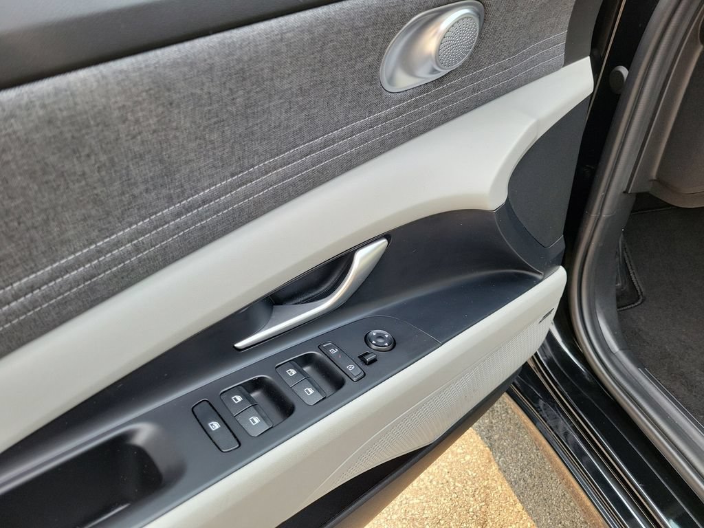 Used 2025 Hyundai Elantra Limited FWD image 20