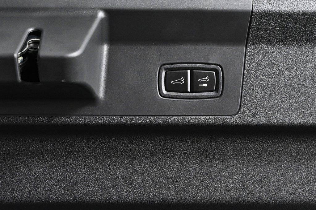 Used 2025 Porsche Panamera RWD image 33