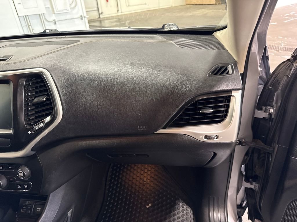 Used 2018 Jeep Cherokee Latitude Plus w/ Cold Weather Group image 11