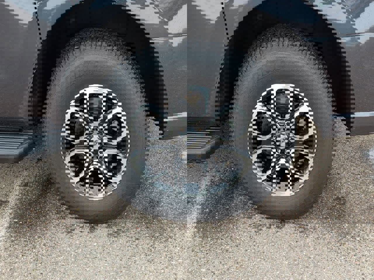 Used 2024 Ford Expedition Max XLT image 13