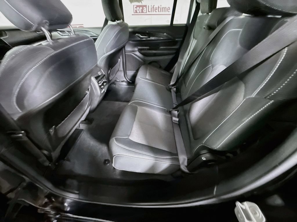 Used 2023 Jeep Grand Cherokee Laredo w/ Luxury Tech Group I AWD/4WD image 27