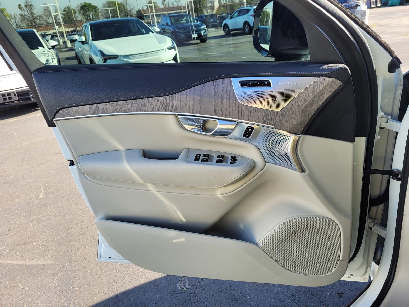 Certified 2023 Volvo XC90 T8 Ultimate w/ Lounge Package AWD/4WD image 16