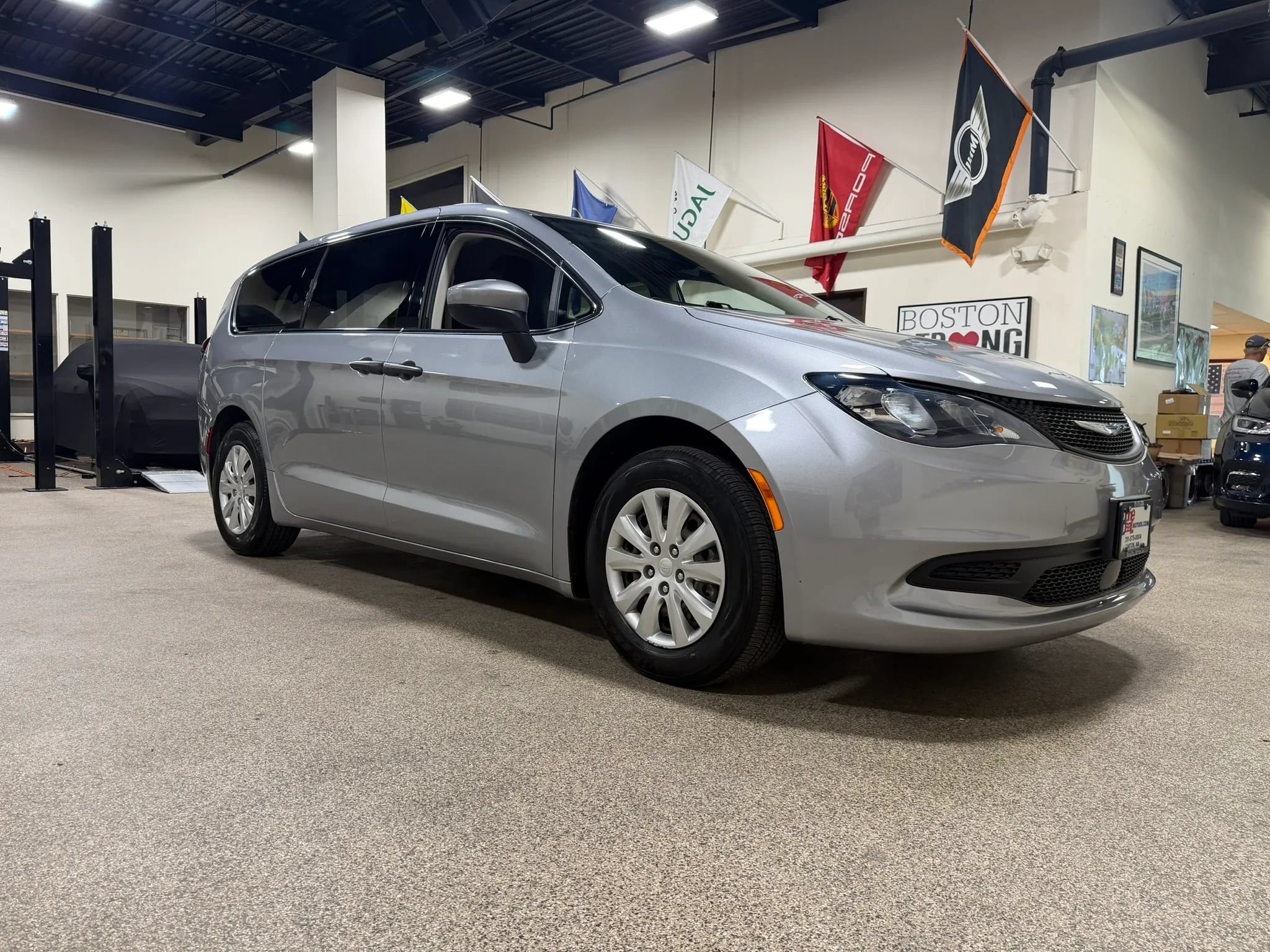 Used 2021 Chrysler Voyager L FWD image 3