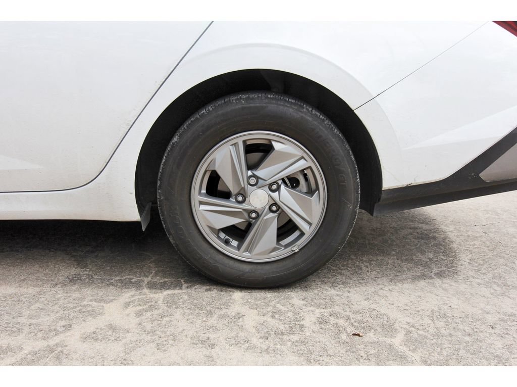 Used 2025 Hyundai Elantra SE FWD image 31