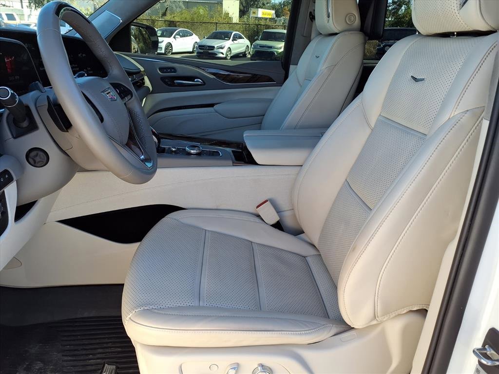 Used 2022 Cadillac Escalade Premium Luxury Platinum w/ Heavy-Duty Trailer Package image 33