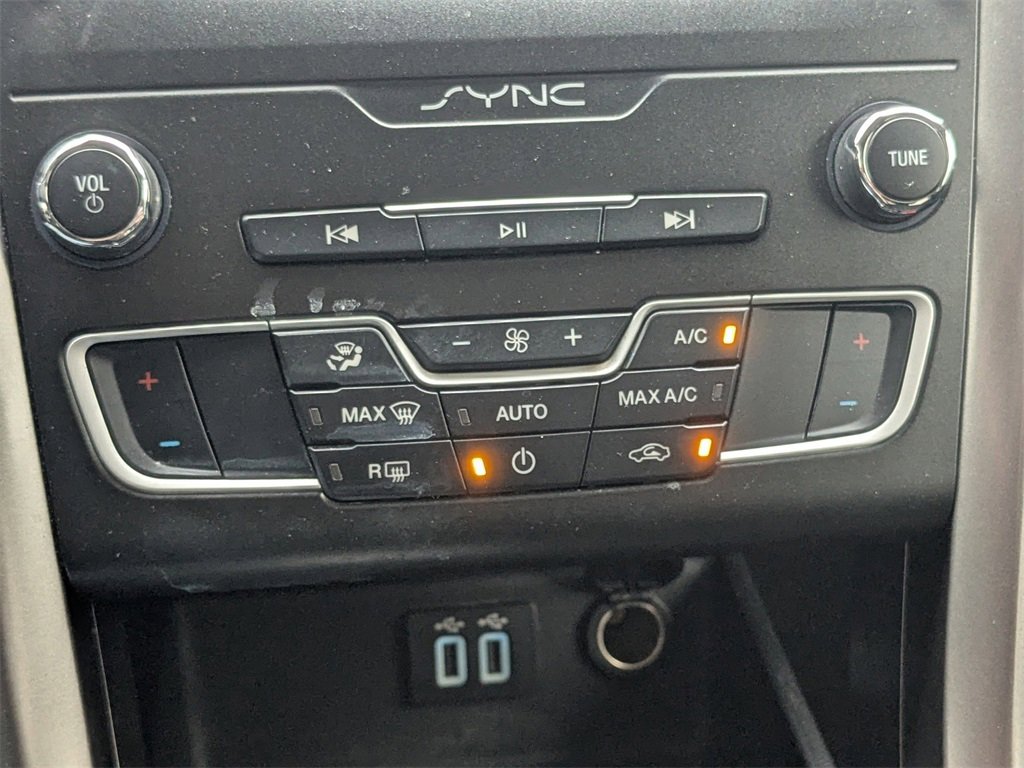 Used 2020 Ford Fusion SE image 21