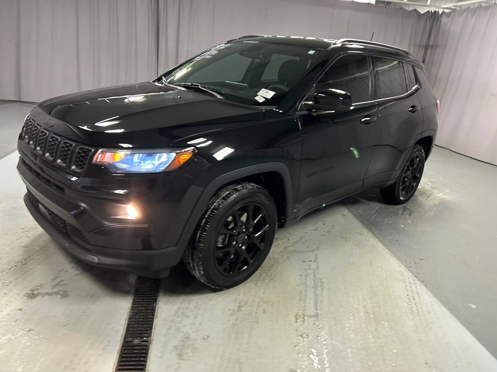 Used 2025 Jeep Compass Latitude w/ Altitude Special Edition AWD/4WD image 3
