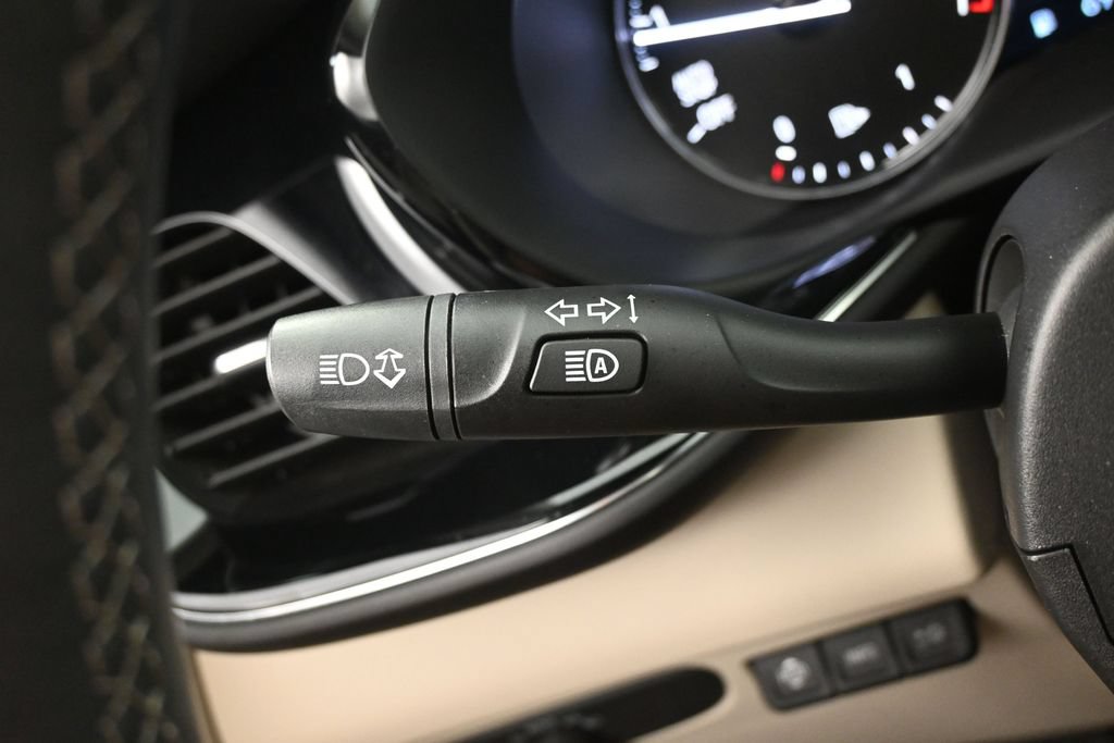 Used 2023 Buick Envision Avenir AWD/4WD image 21