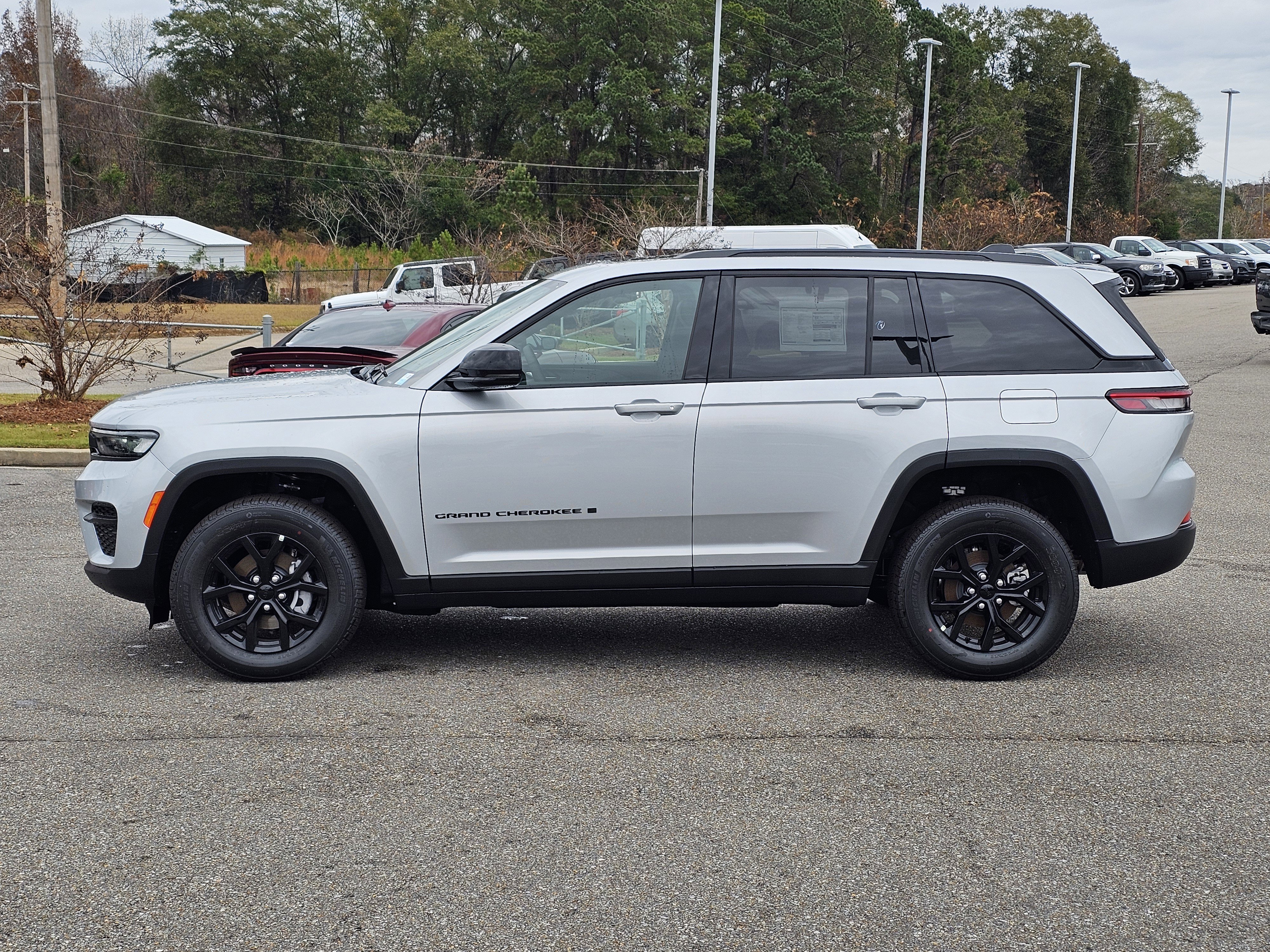 New 2025 Jeep Grand Cherokee Altitude image 12