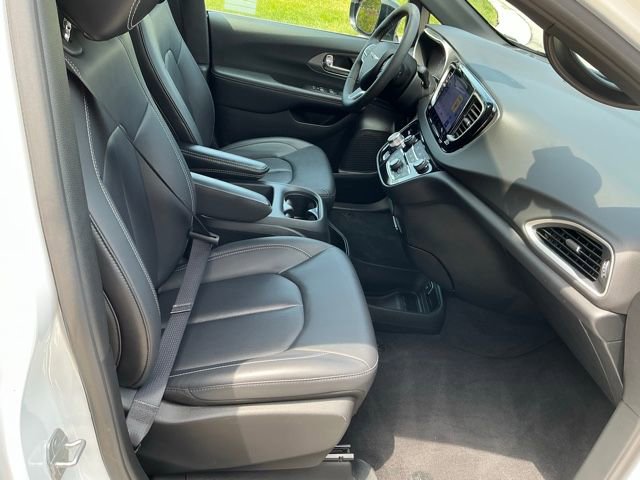 Used 2025 Chrysler Pacifica Select FWD image 18