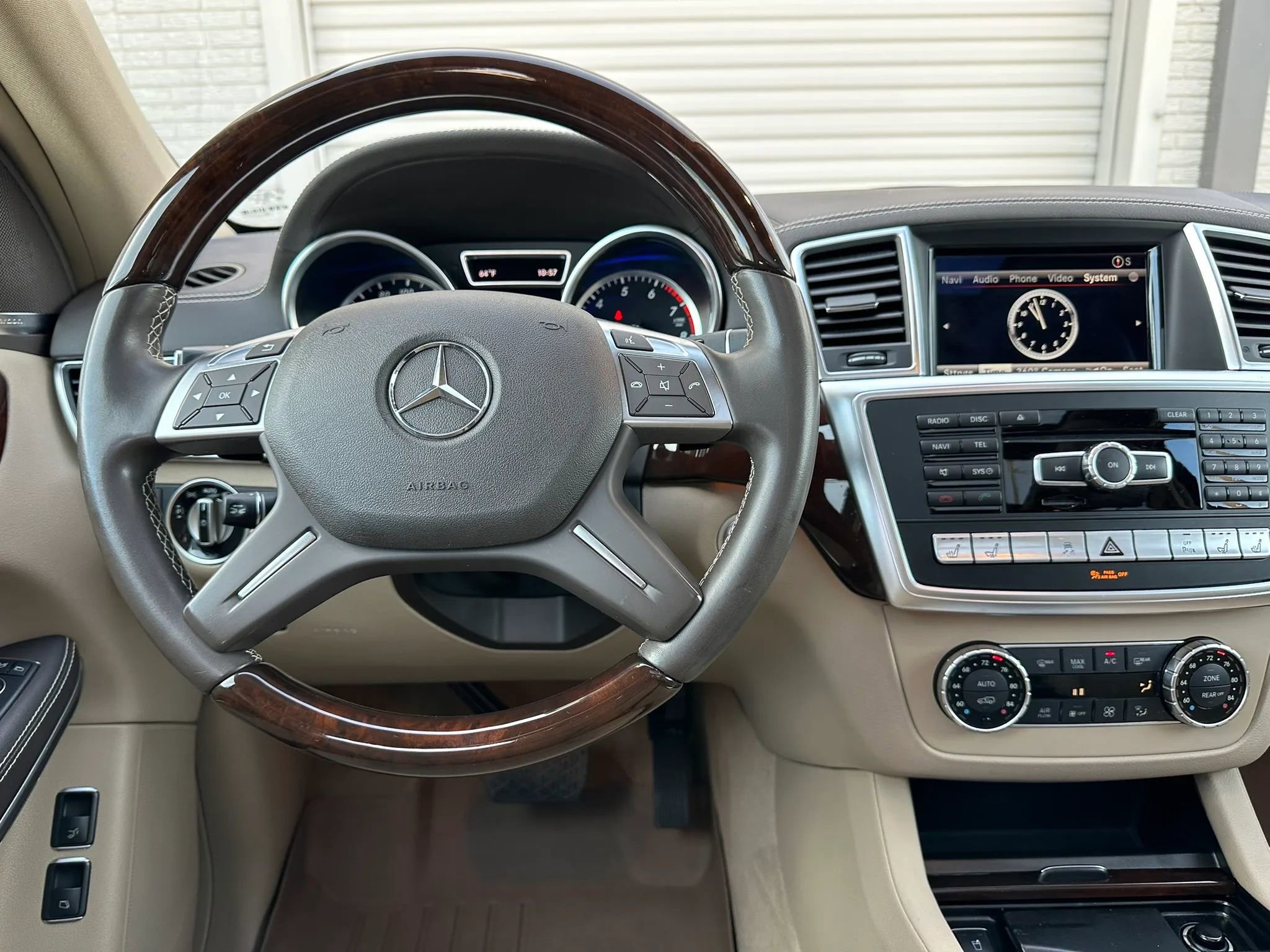 Used 2015 Mercedes-Benz GL 550 4MATIC image 32