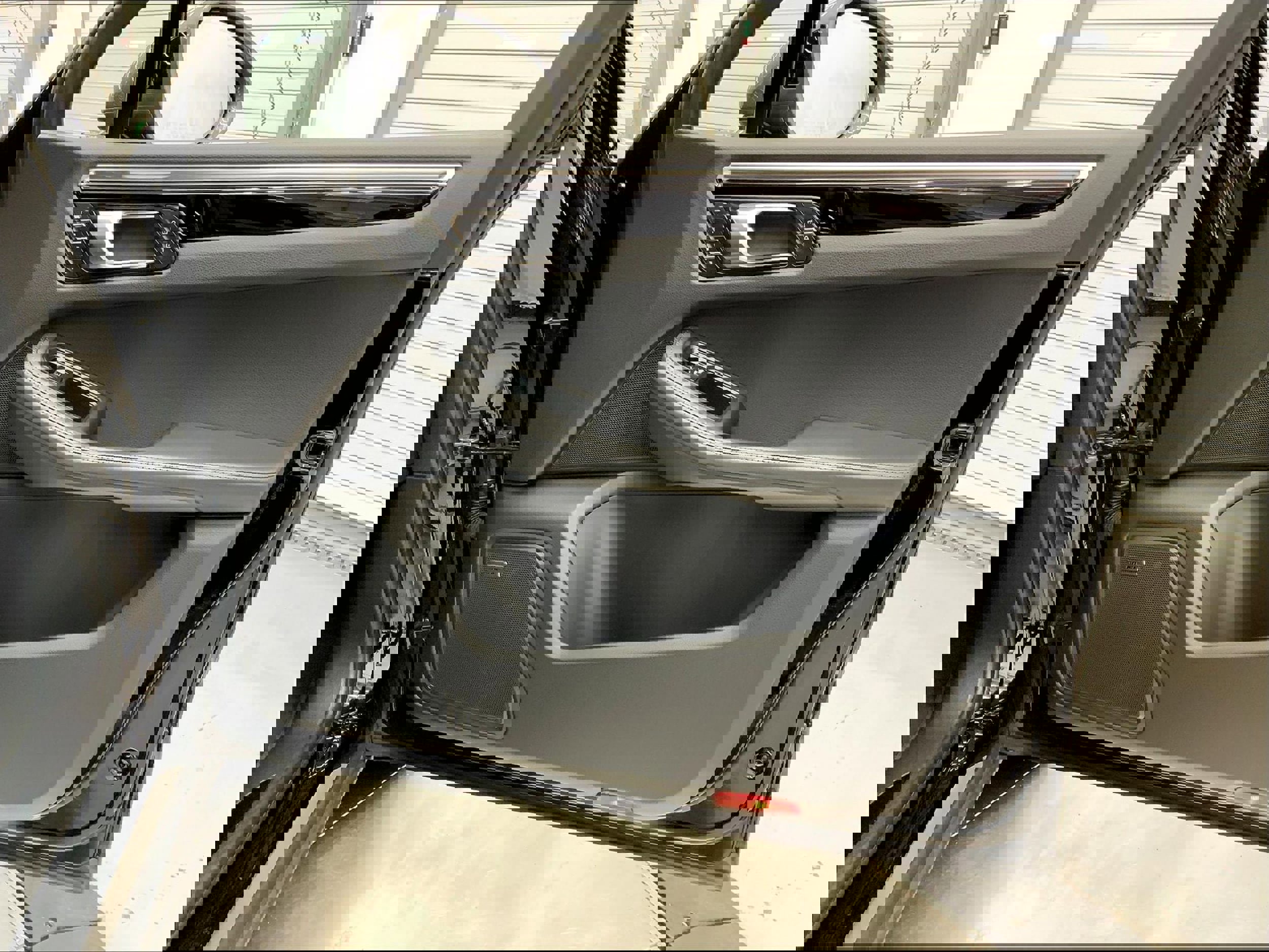 Used 2023 Porsche Macan Turbo image 28