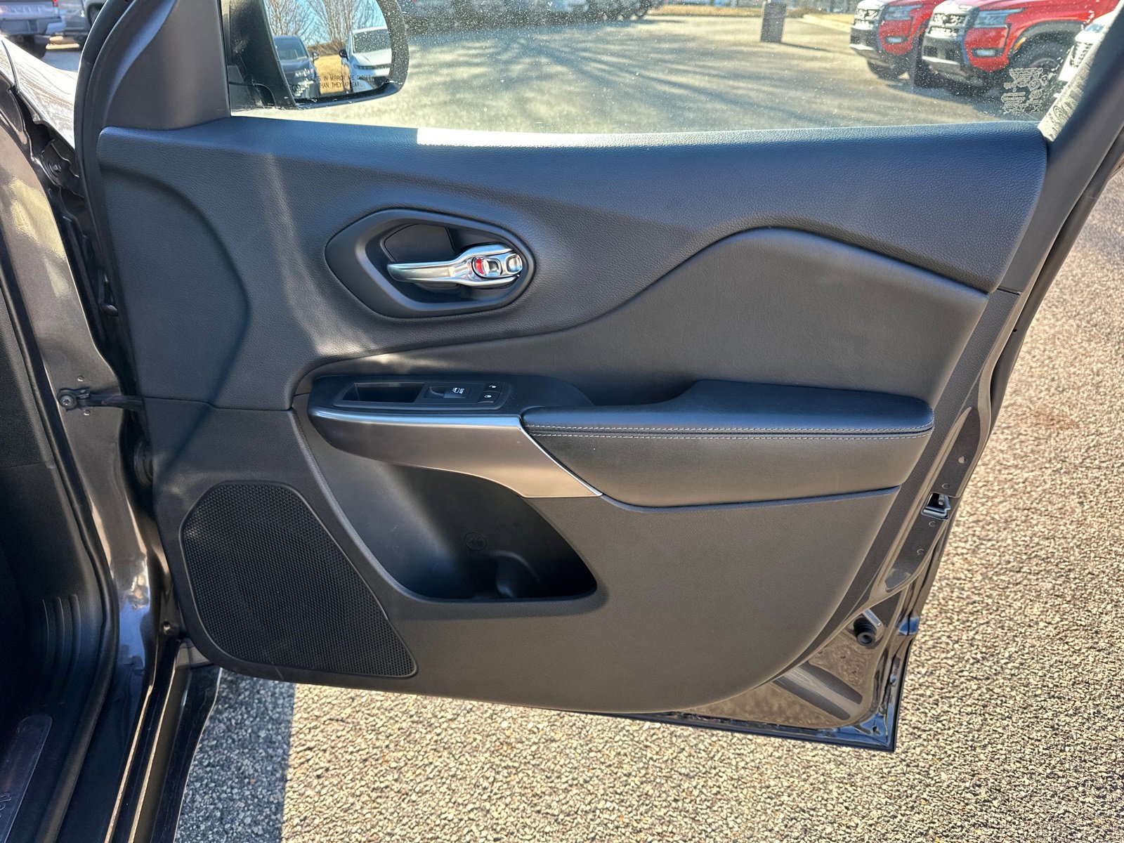 Used 2019 Jeep Cherokee Overland w/ Technology Group image 14