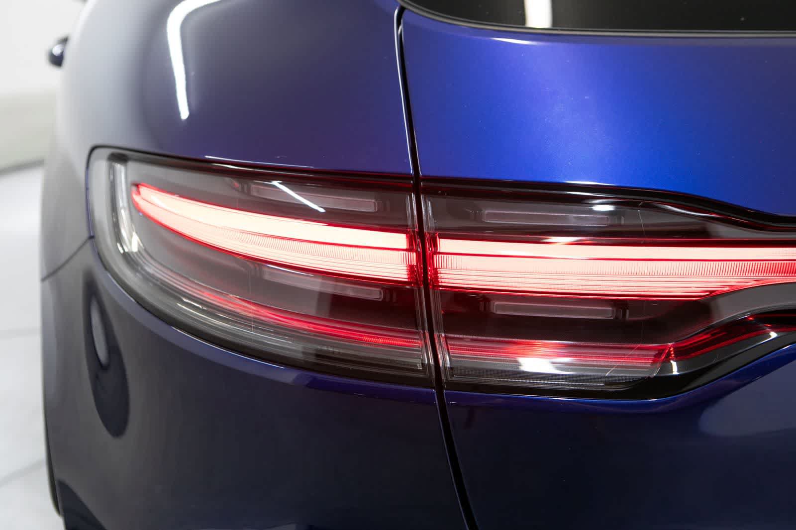 Certified 2024 Porsche Macan AWD/4WD image 36