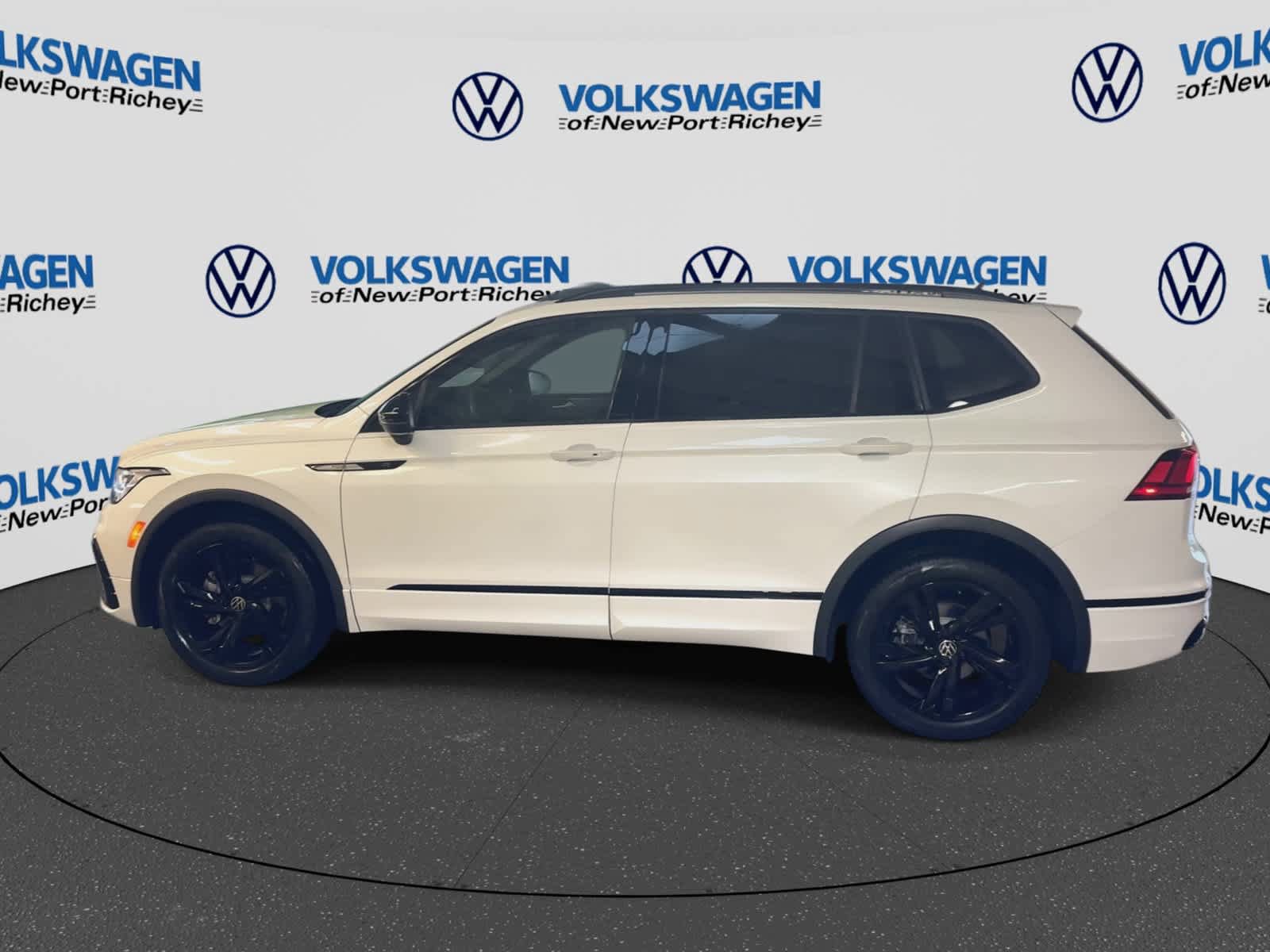 Used 2024 Volkswagen Tiguan SE R-Line FWD image 5