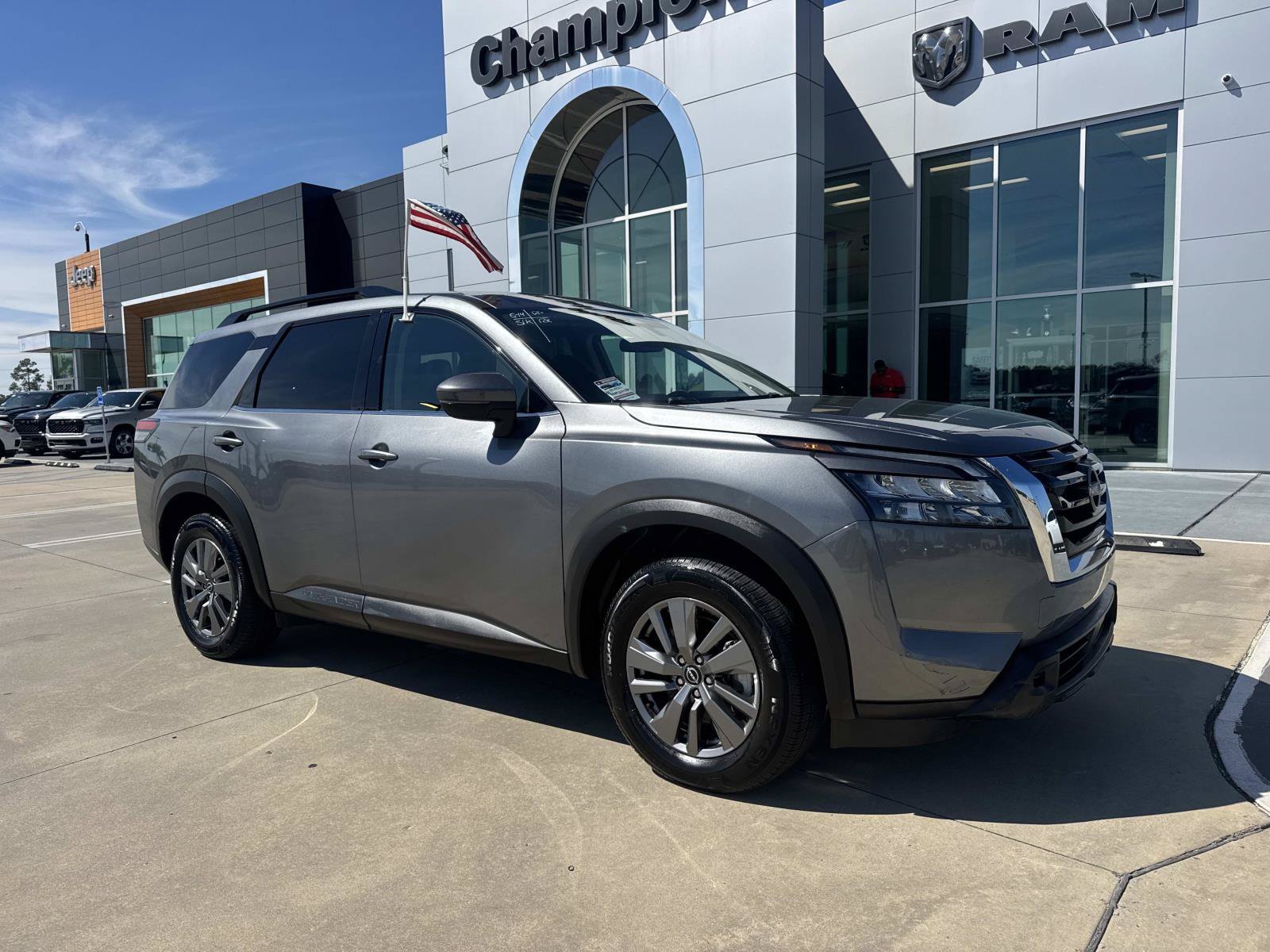 Used 2025 Nissan Pathfinder SV FWD image 1