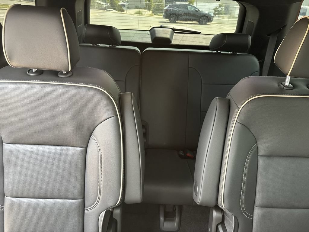 Certified 2023 Chevrolet Traverse Premier w/ Redline Edition AWD/4WD image 40