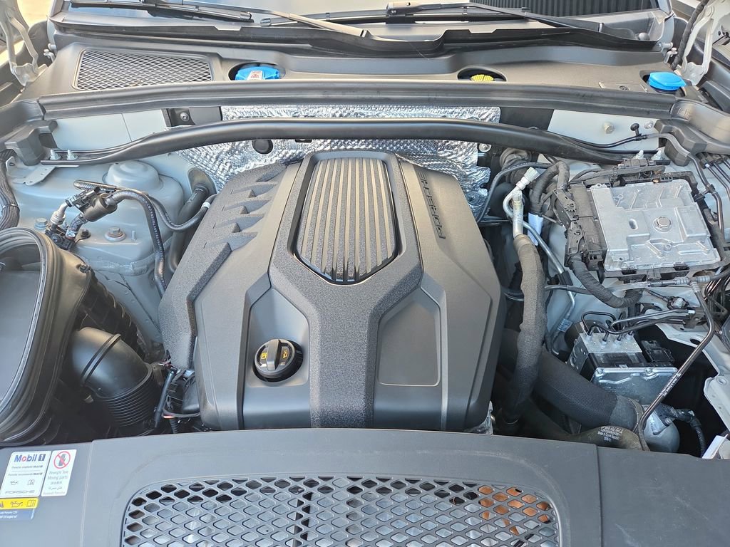 Certified 2022 Porsche Macan image 32
