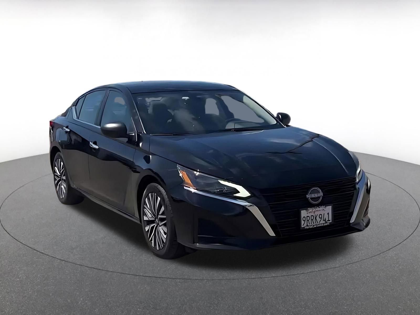Used 2025 Nissan Altima 2.5 SV FWD image 2