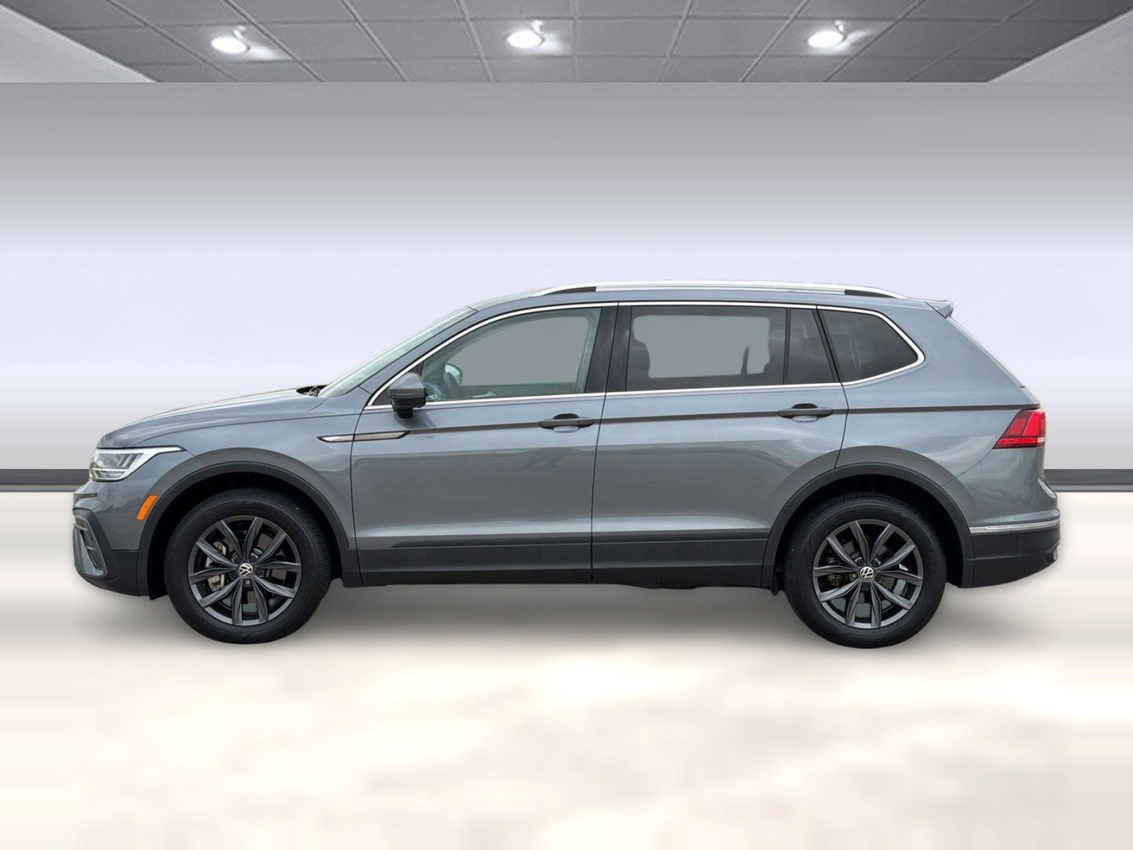 Used 2023 Volkswagen Tiguan SE FWD image 2