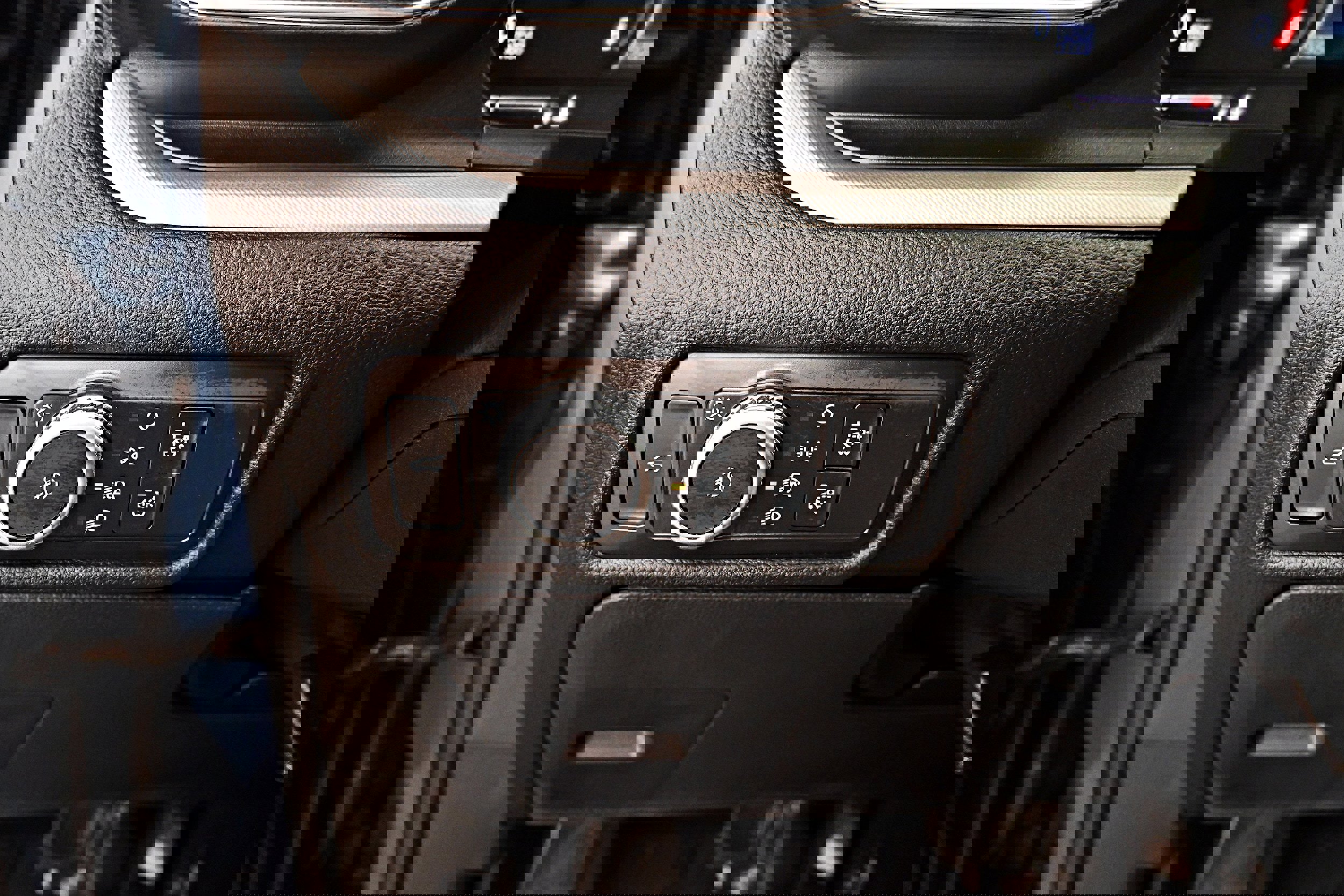 Used 2020 Ford Explorer XLT w/ Equipment Group 202A image 9