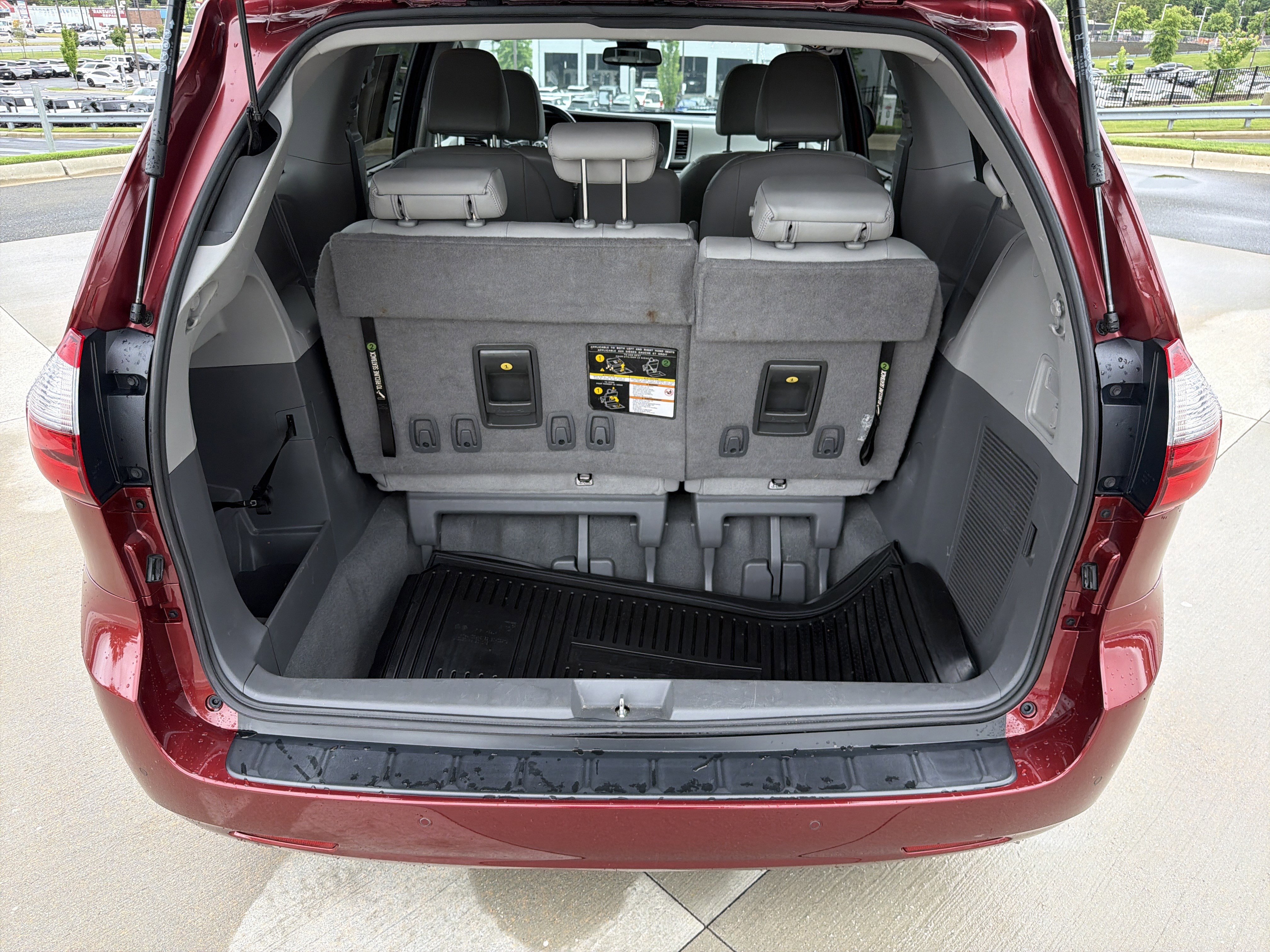 Used 2020 Toyota Sienna XLE w/ XLE Navigation Package FWD image 33