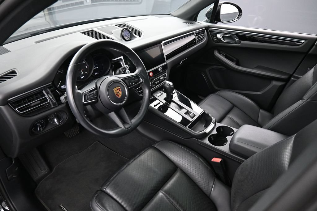 Certified 2024 Porsche Macan AWD/4WD image 4