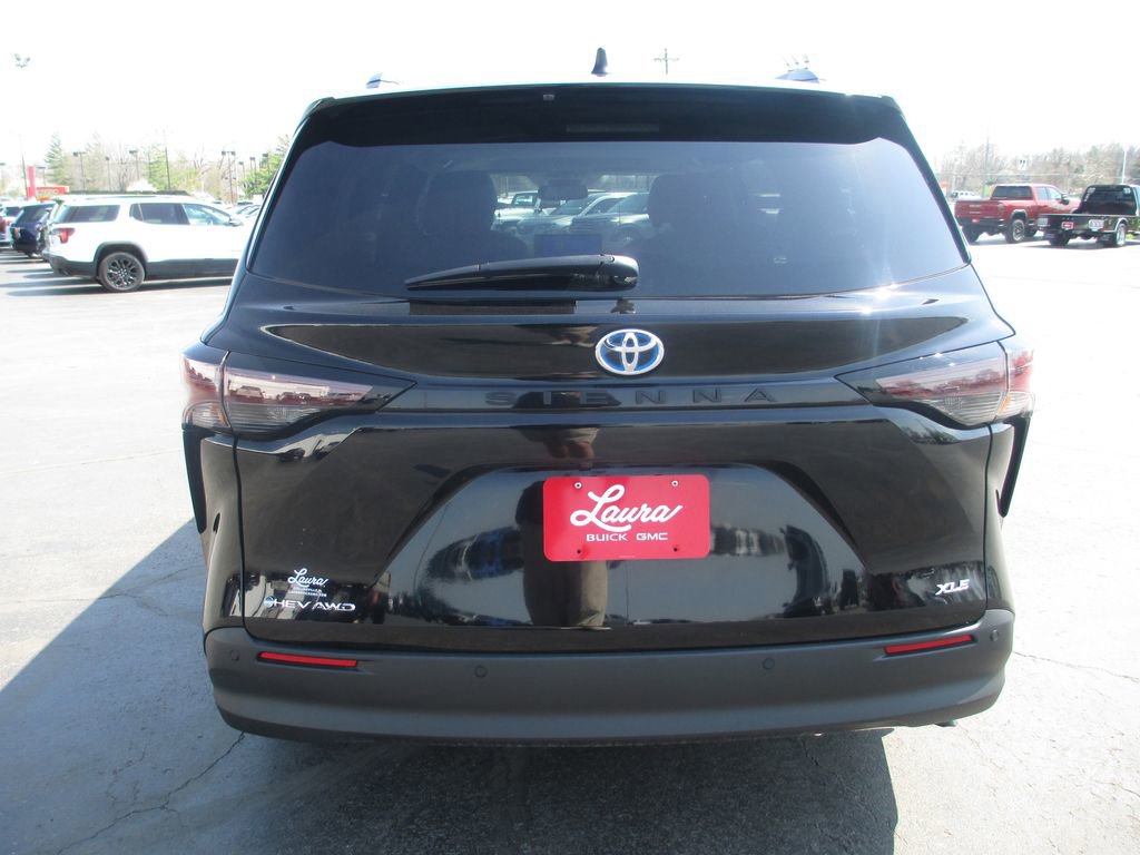Used 2025 Toyota Sienna XLE w/ XLE Plus Package image 6