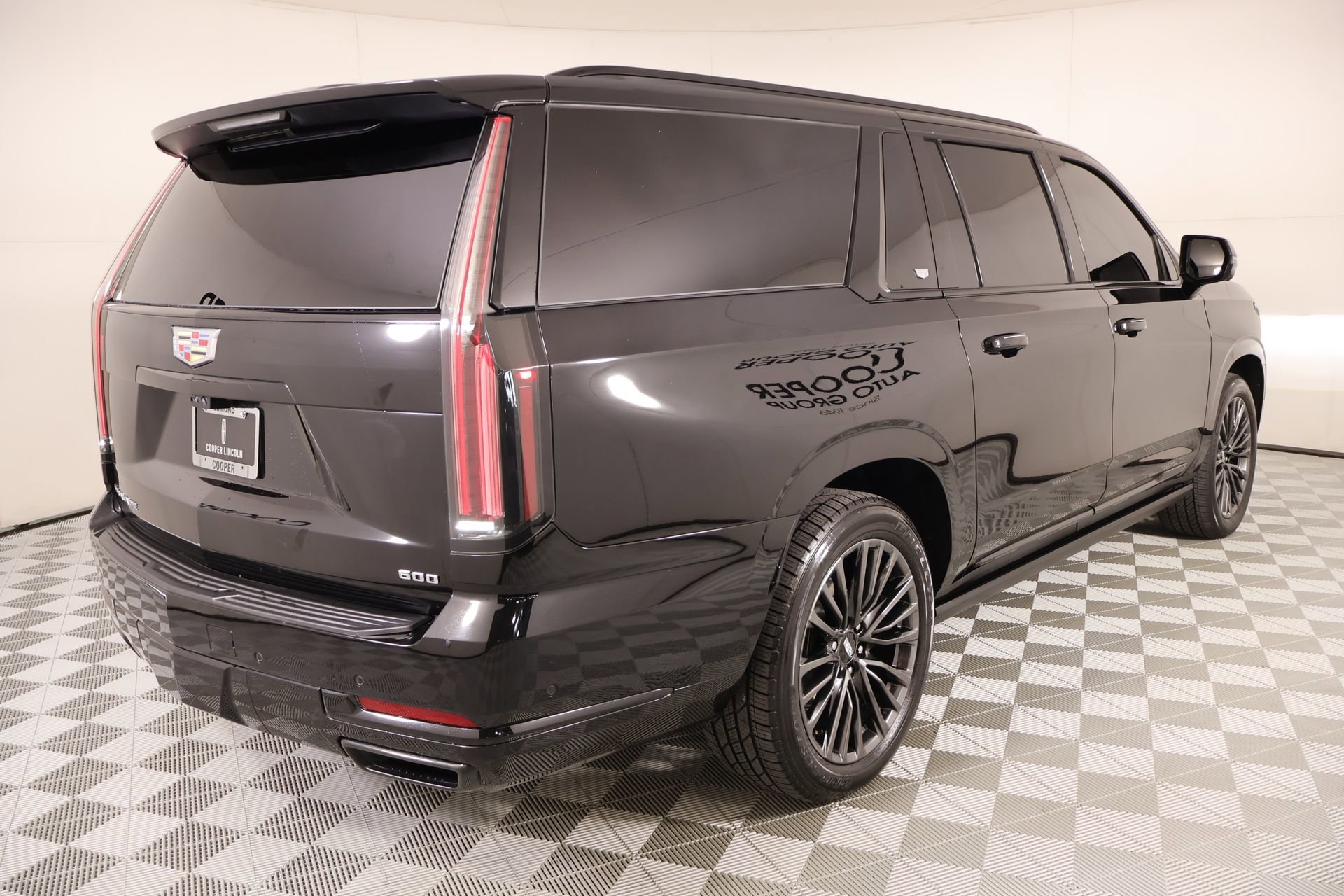 Used 2025 Cadillac Escalade ESV Sport Platinum w/ LPO, Floor Liner Package AWD/4WD image 24