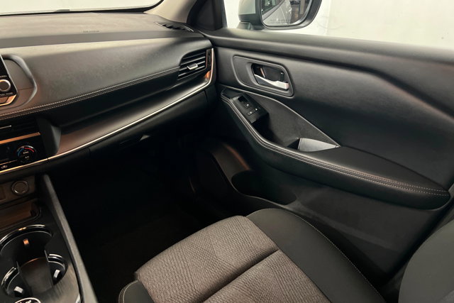 Used 2024 Nissan Rogue SV image 10