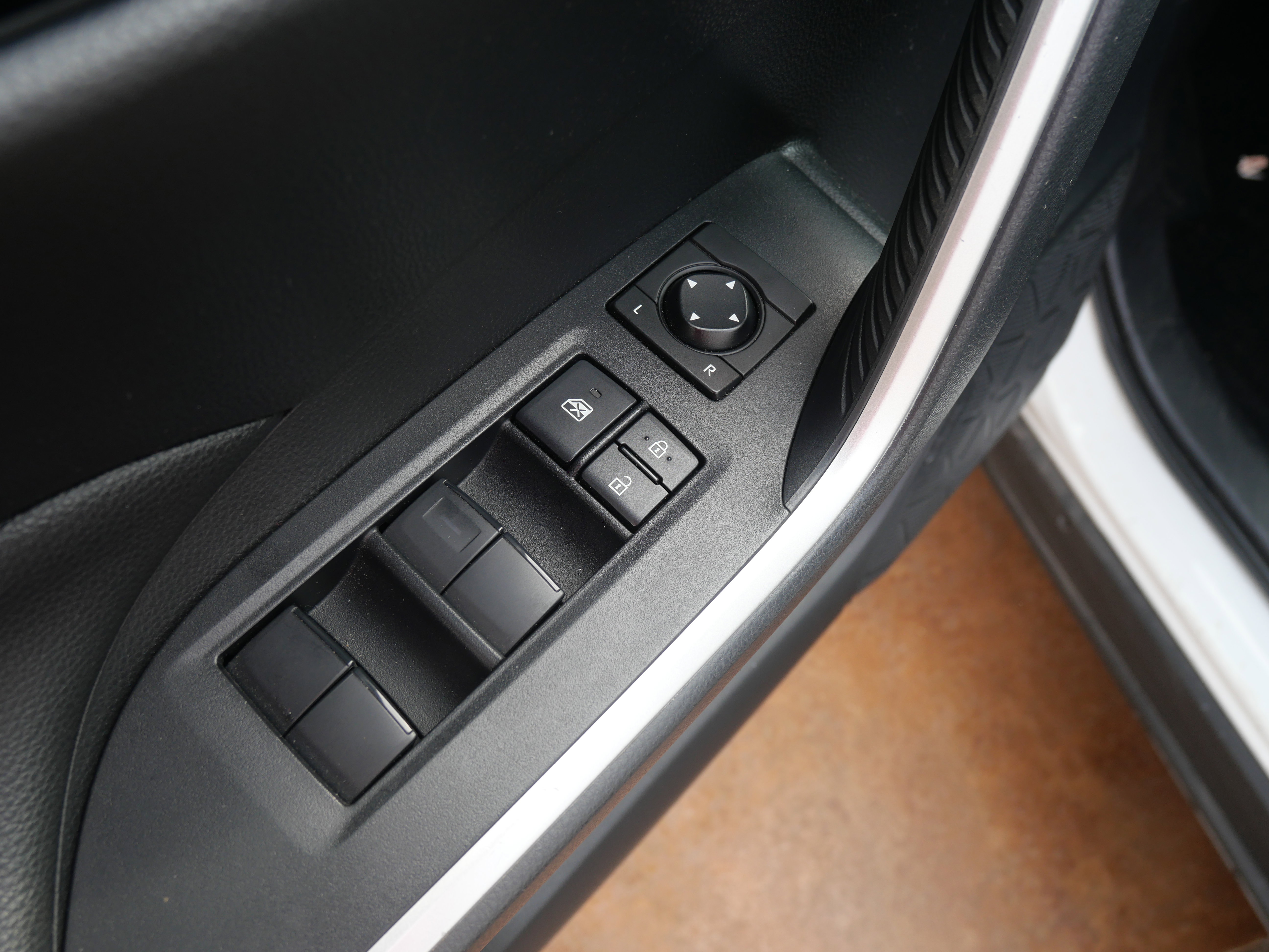 Used 2021 Toyota RAV4 LE image 7