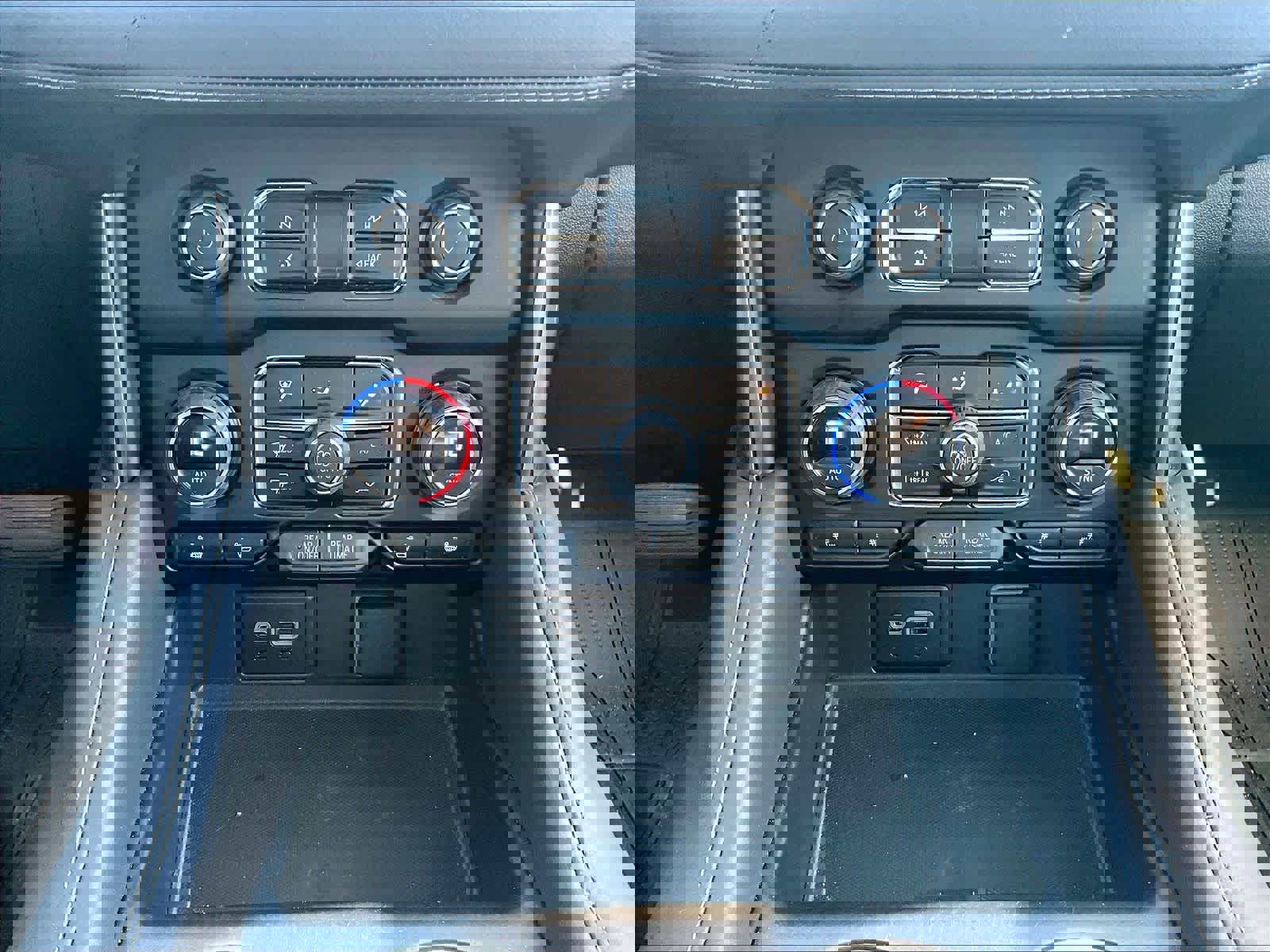 Used 2024 Chevrolet Tahoe Z71 w/ Luxury Package image 27