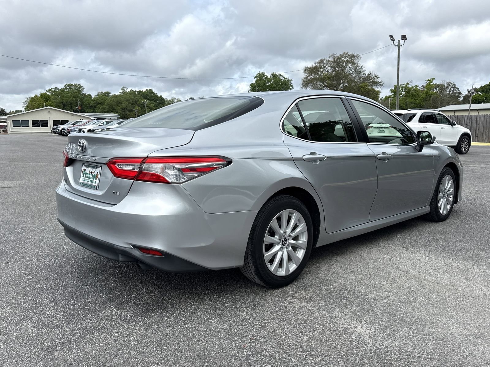 Used 2018 Toyota Camry LE image 5