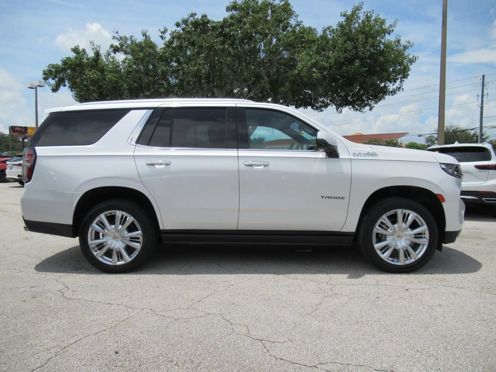 Used 2021 Chevrolet Tahoe High Country w/ Premium Package AWD/4WD image 2
