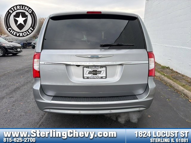 Used 2015 Chrysler Town & Country Touring-L w/ Driver Convenience Group image 4