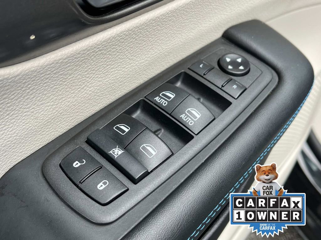 Used 2021 Chrysler Pacifica Touring image 26