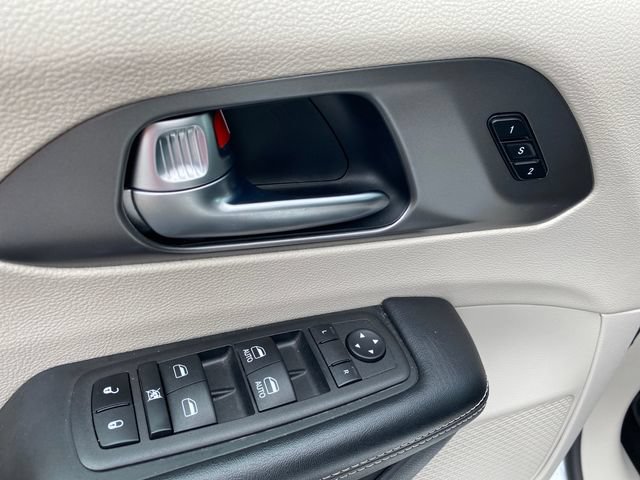 Used 2024 Chrysler Pacifica Limited FWD image 16