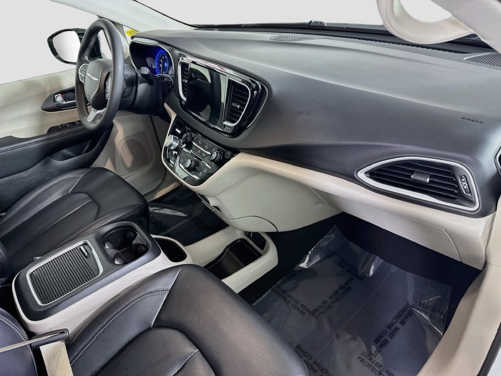 Used 2024 Chrysler Pacifica Touring-L FWD image 33
