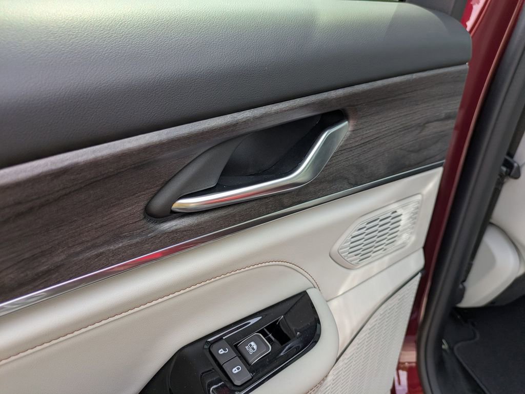 Used 2023 Jeep Grand Cherokee Overland image 30