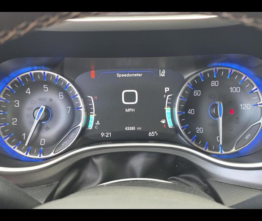 Used 2023 Chrysler Pacifica Touring-L FWD image 6