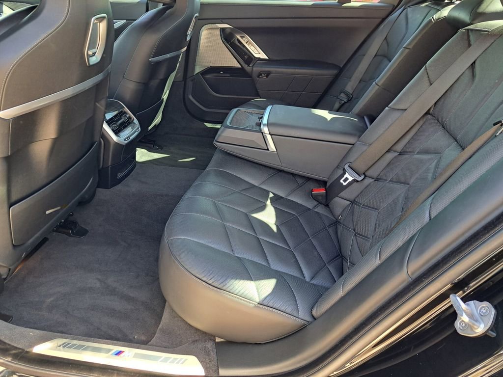 Used 2024 BMW 750e xDrive image 21